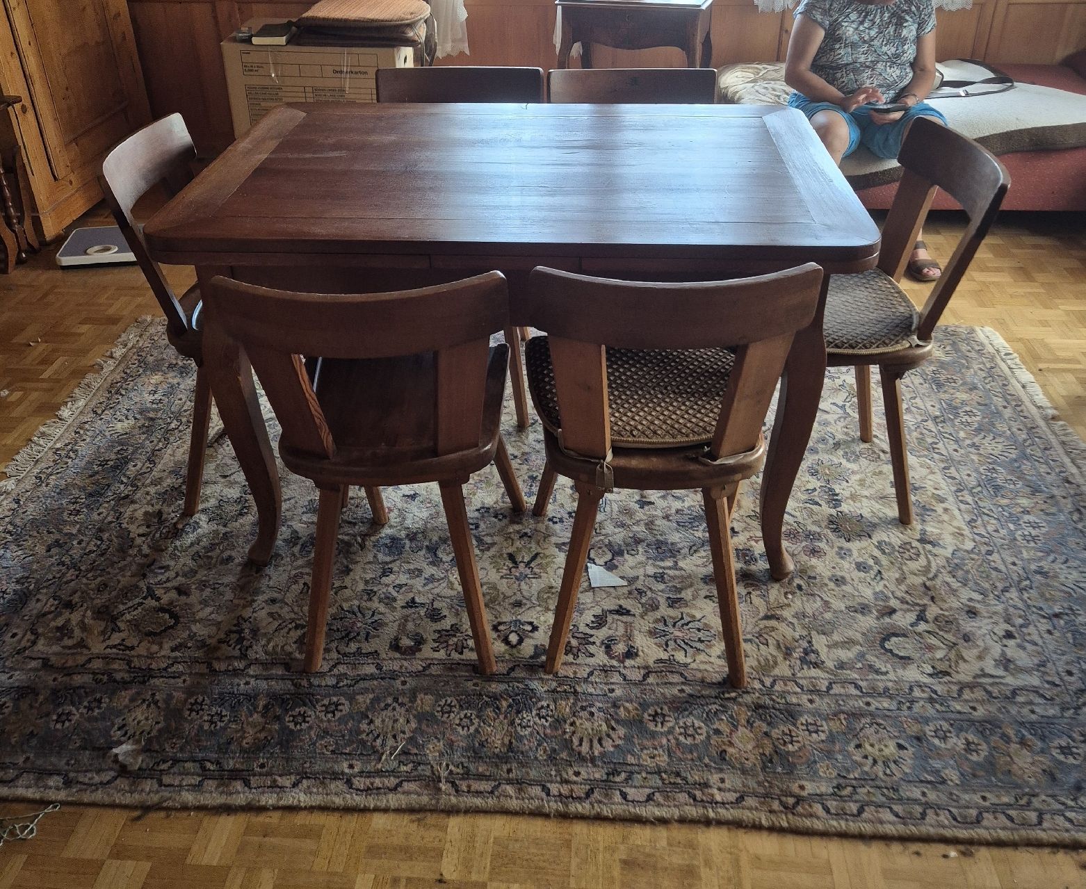 Horgen Glarus Tischset: Rustikaler Nussbaumtisch + 6 Stühle – Gebraucht aus näfels von vrenit 1
