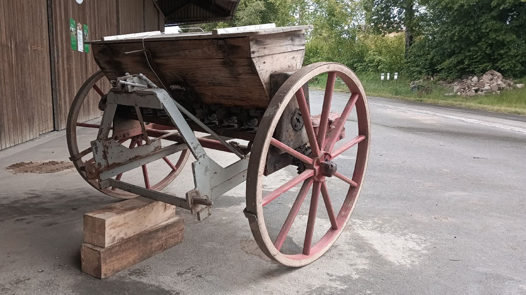 Tutte le macchine: ancien semoir à céréales  – Difettoso da Peyres-Possens venduto da MMatheo 6