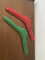 Lot de 2 cintres décorés rouge et vert avec clous dorés