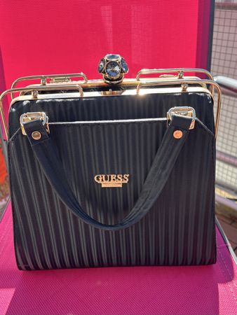 Handtasche Guess schwarz mit goldenen Details gebraucht