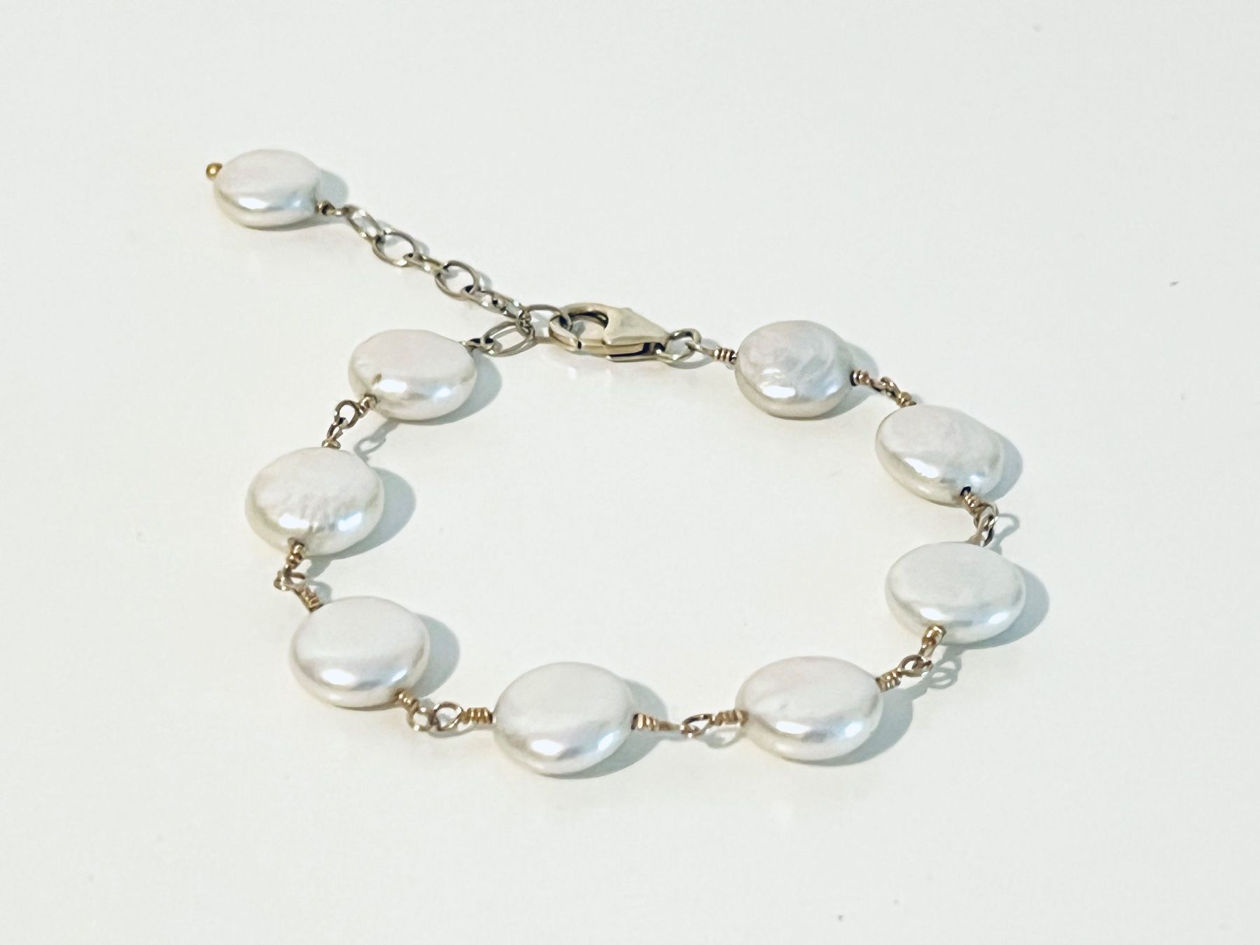 Armbänder & -reifen: Weisses Perlen Armband Vergoldet – Neu und originalverpackt aus Rüschlikon von ThereseJewelryDesign 3