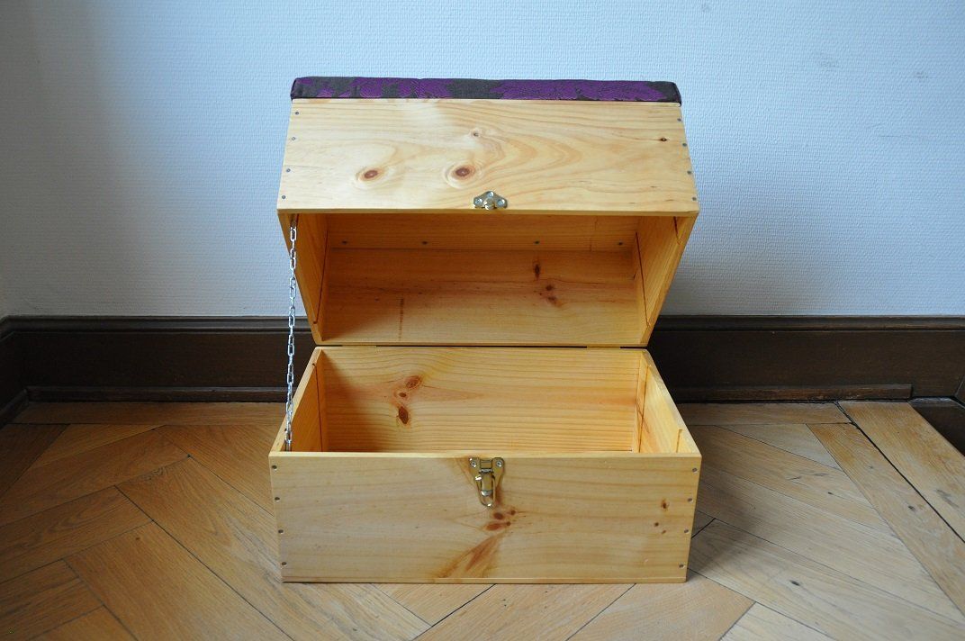 Truhen: Exklusive Sitztruhe/Sitzhocker/Möbel aus Weinkisten Mod. 09 – Neu (gemäss Beschreibung) aus Zürich von kisten-karl 3