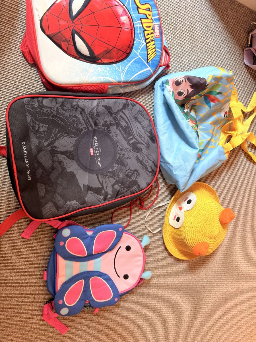 Kindertaschen: Children's Backpacks and Hat Set Used – Gebraucht aus Weggis von rut_wz7c