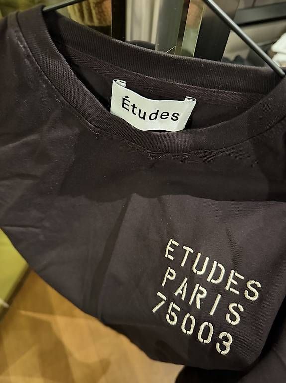 T-shirt: Etudes Studios T Shirt – Usato da Olten venduto da bay_fh8s 1