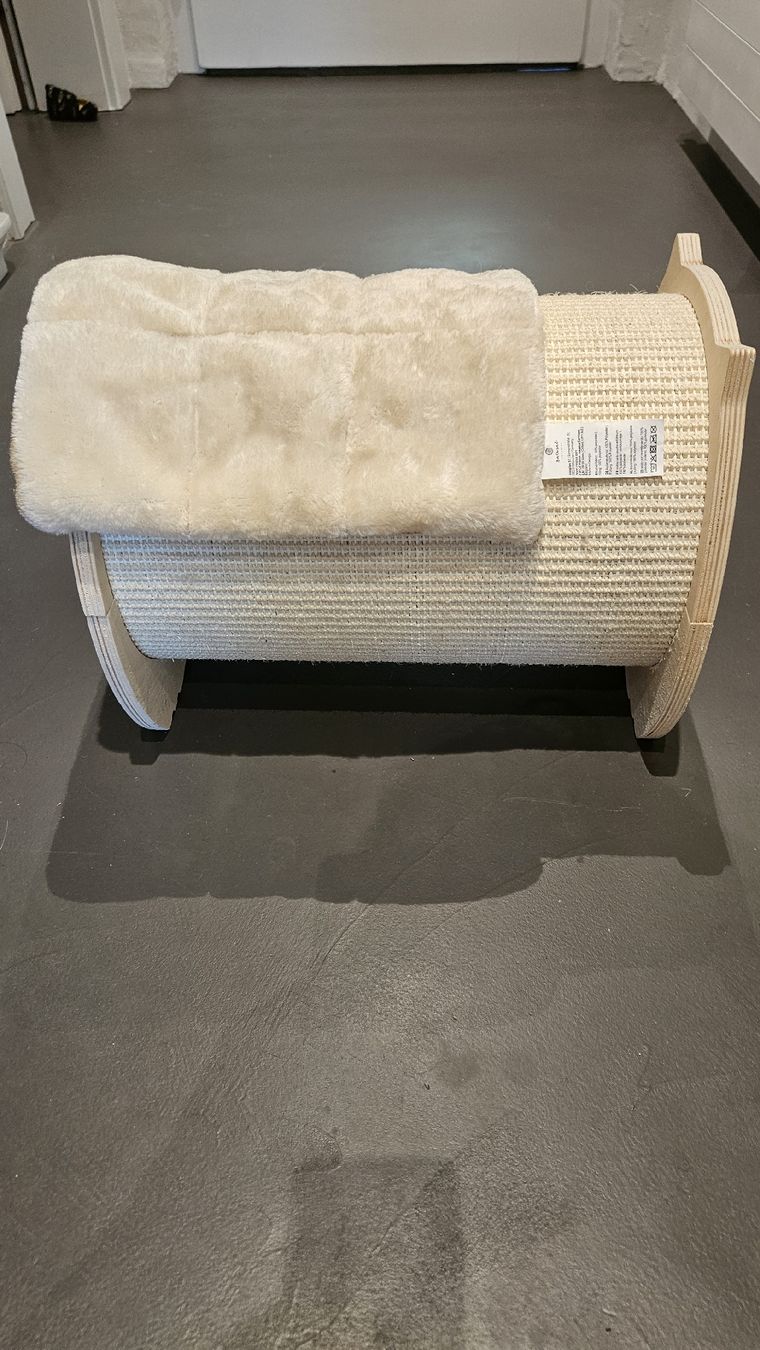 Katzenbaum - Kratzbaum: Kratzrolle mit Bett hellbeige – Gebraucht aus Wädenswil von doobe 2
