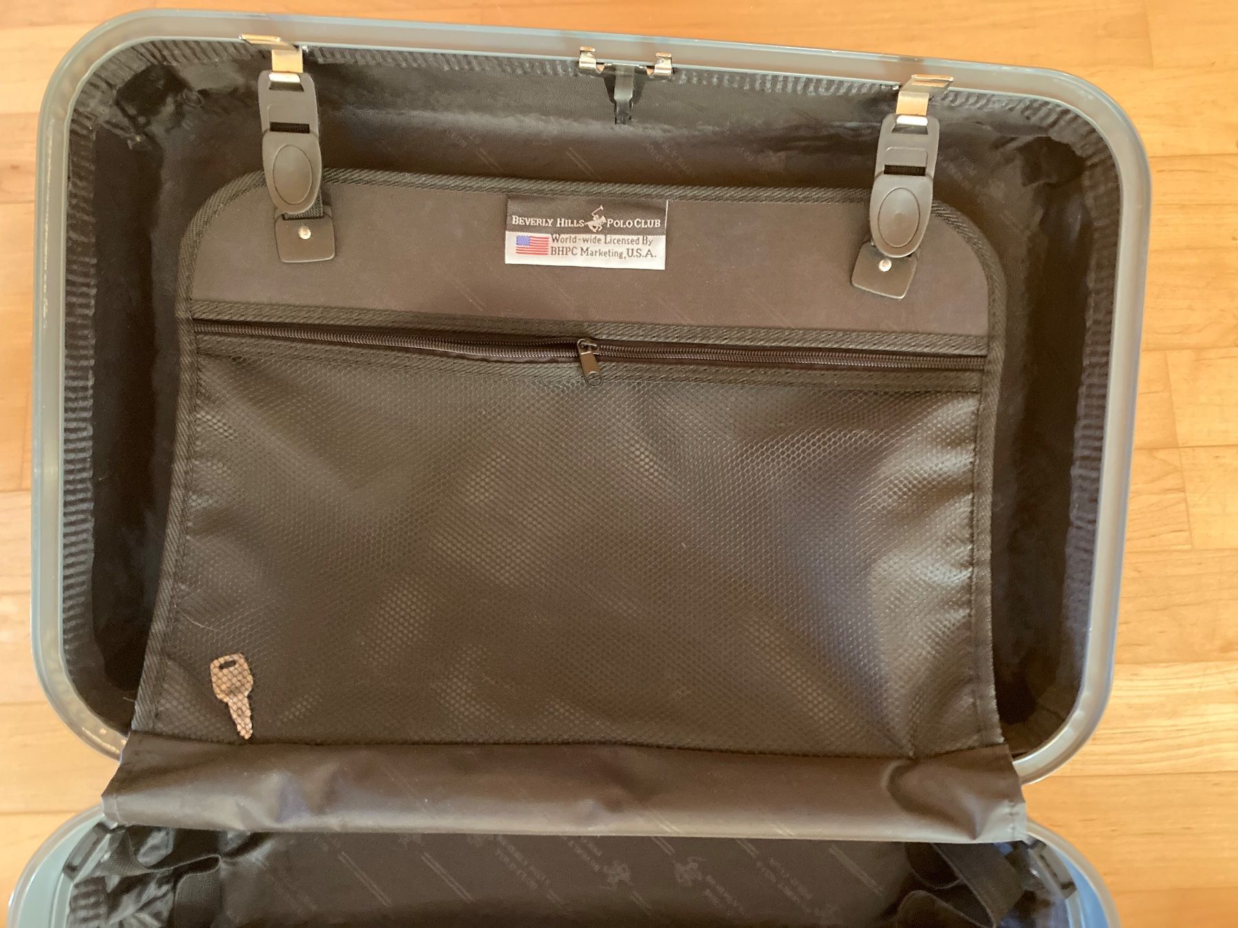 Reisekoffer: Koffer – Gebraucht aus Eggiwil von onedollar02 2