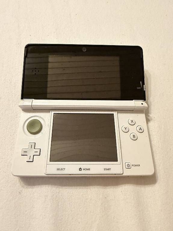 Console: Nintendo 3DS complète + support charge + 2 jeux + carte SD – Usato da La Corbaz venduto da Fred666 1