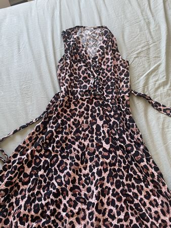 Sommerkleid mit Leopardenmuster mit Knöpfen Grösse S