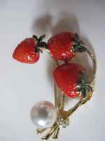 Erdbeer Brosche mit Perle
