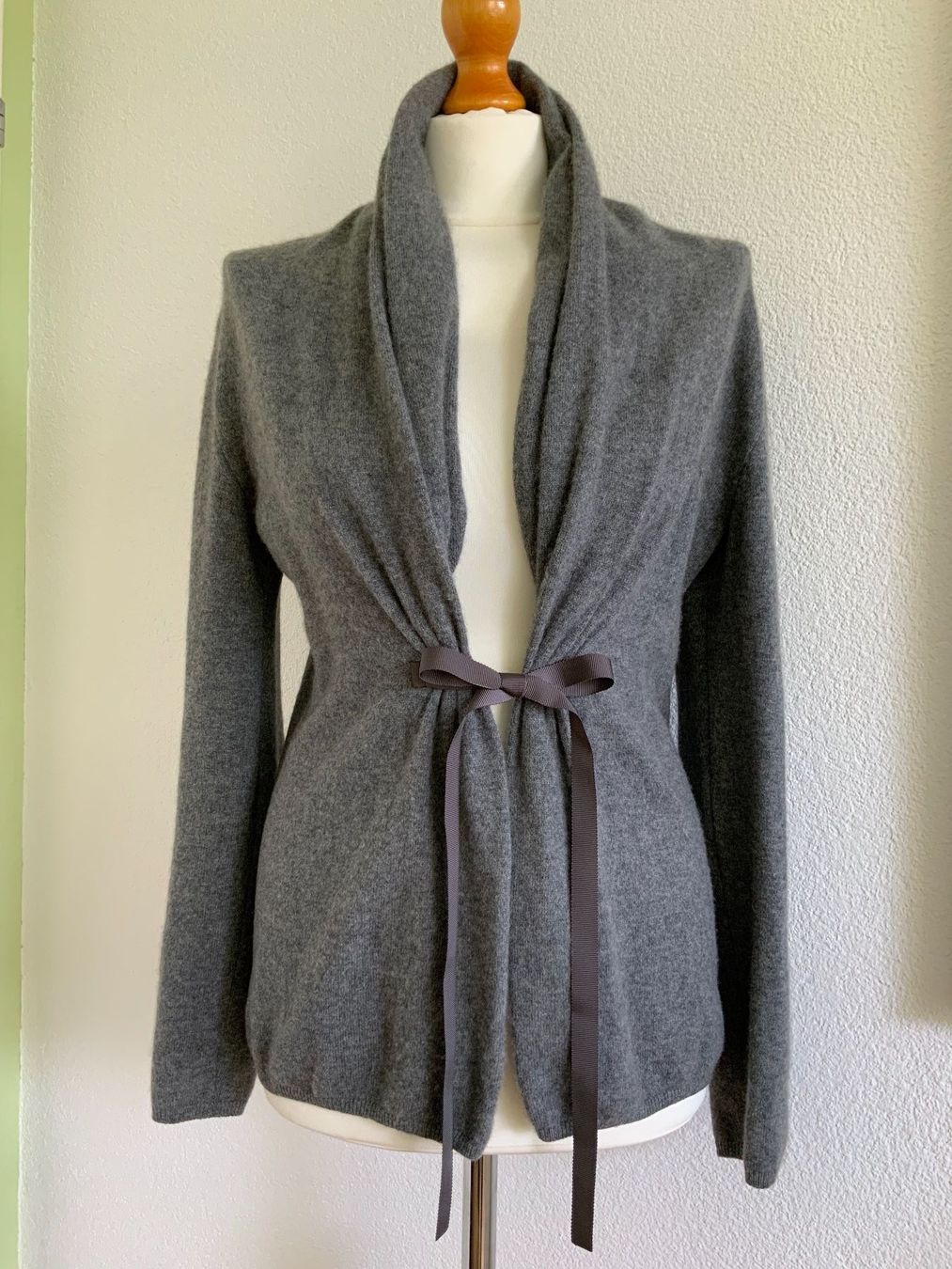 Giacche: Edle Feinstrickjacke, Kaschmir 100%, grau meliert, Gr. 34 – Usato da Zürich venduto da ancillaschmidhauser