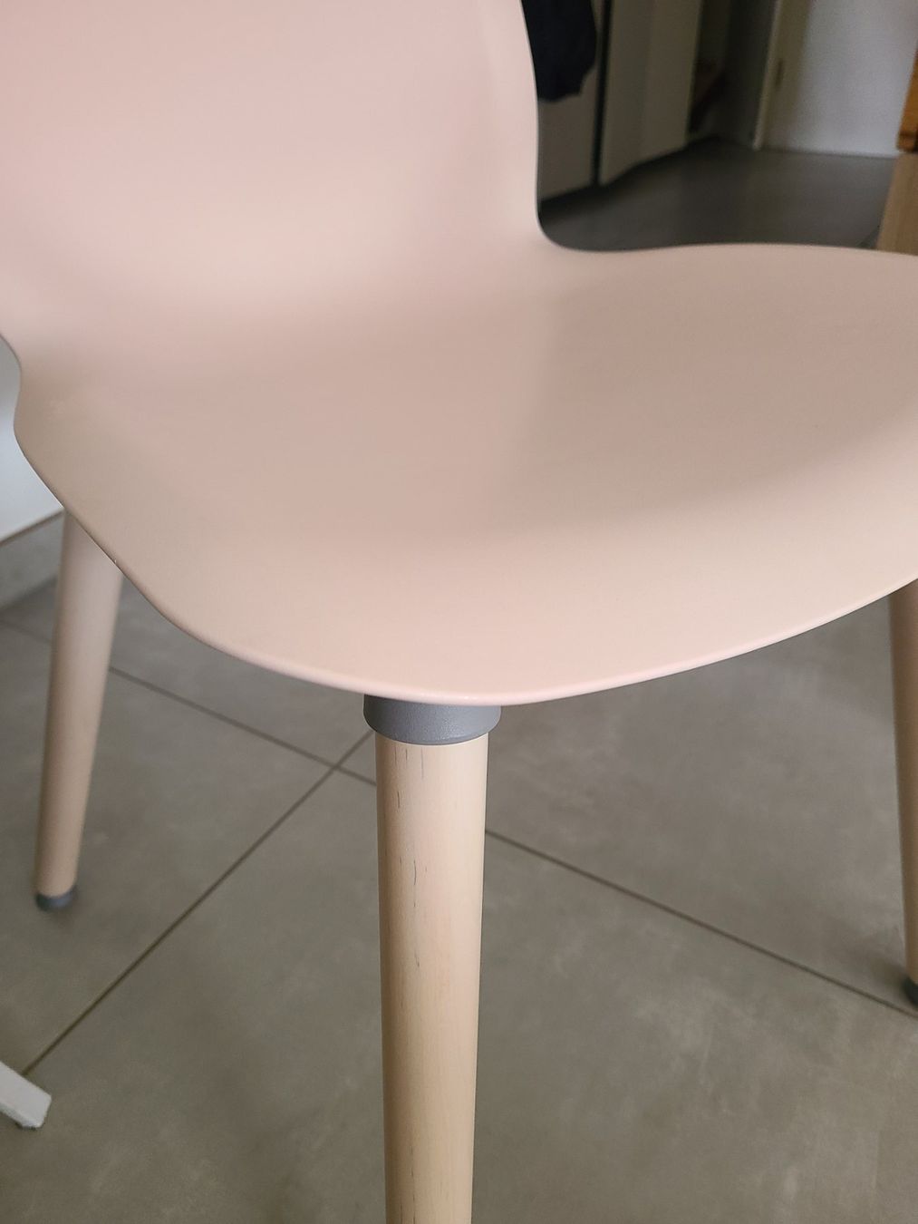 Sedie: 4 chaises en plastique rose pâle – Usato da Savagnier venduto da matcoro 1