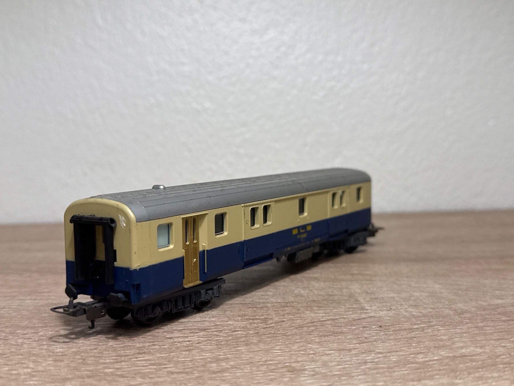 Lima Modellini di ferrovie: Lima Gepäckwagen BLS H0 (296) – Usato da St-Aubin-Sauges venduto da Lo_Go 2