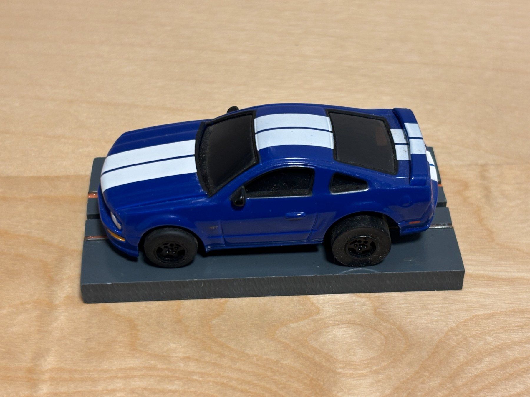 Piste: Auto World Super III Mustang blau/weiss – Usato da Bülach venduto da h0slotch 1