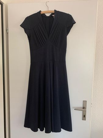 dunkelblaues Kleid mit schönen Details