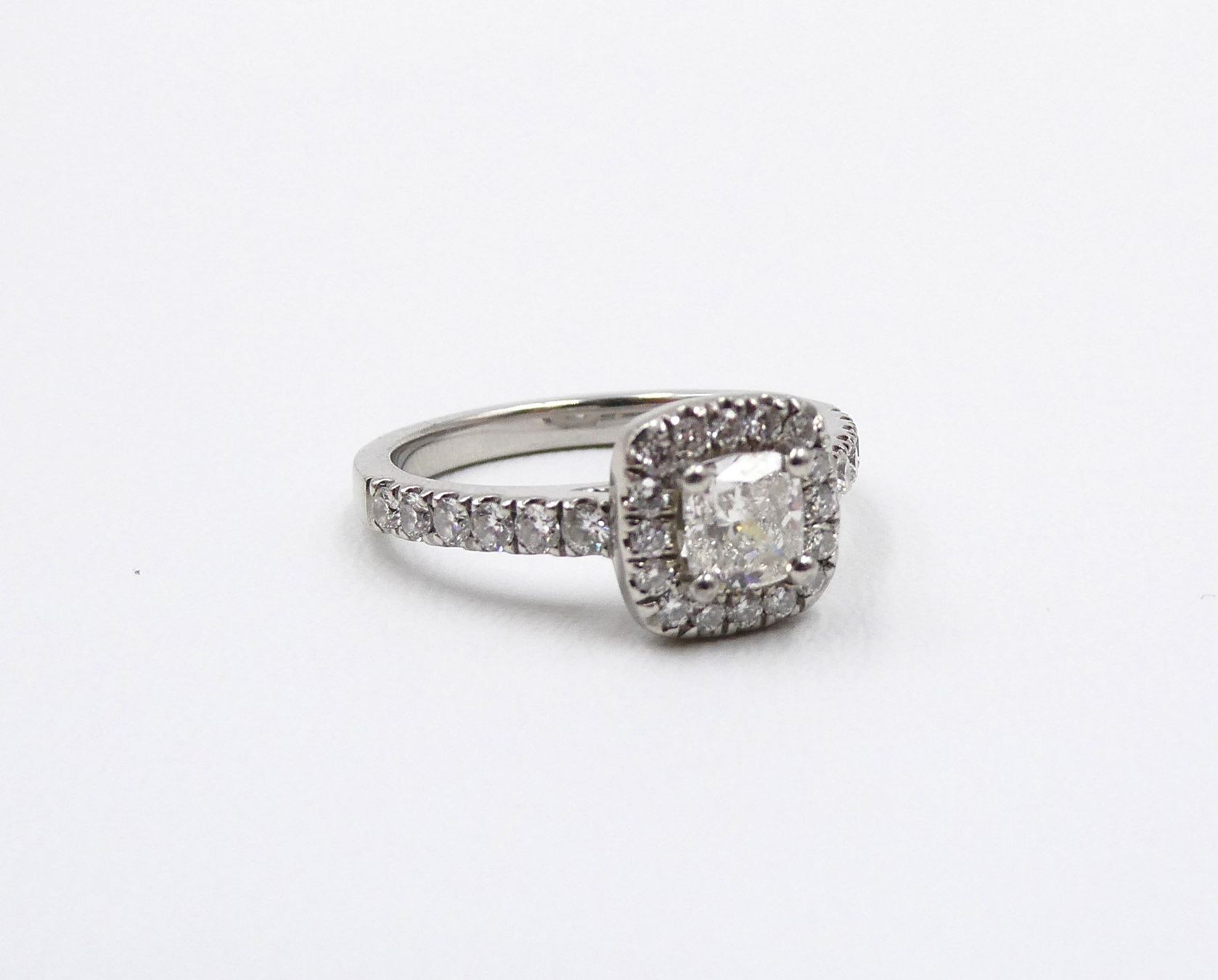 Anelli: SOLITÄR RING IN 950 PLATIN MIT DIAMANT ENTOURAGE – Usato da Luzern venduto da EdiGem 2
