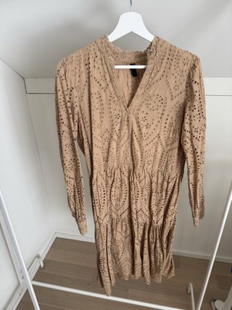Sommerliches Kleid mit Lochstickerei, Gr. M, Top Zustand!