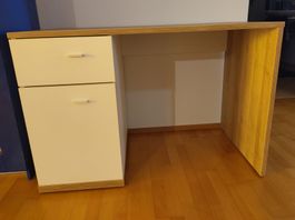 Schreibtisch mit Schubladen und Fach