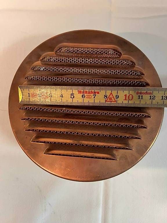 Alle Dekorationen: Grille de façade en cuivre avec manchon – Gebraucht aus Cugy VD von chr_n2rp