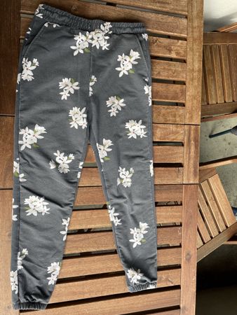 Zara Sweathose mit Blumen, Grösse 146/152