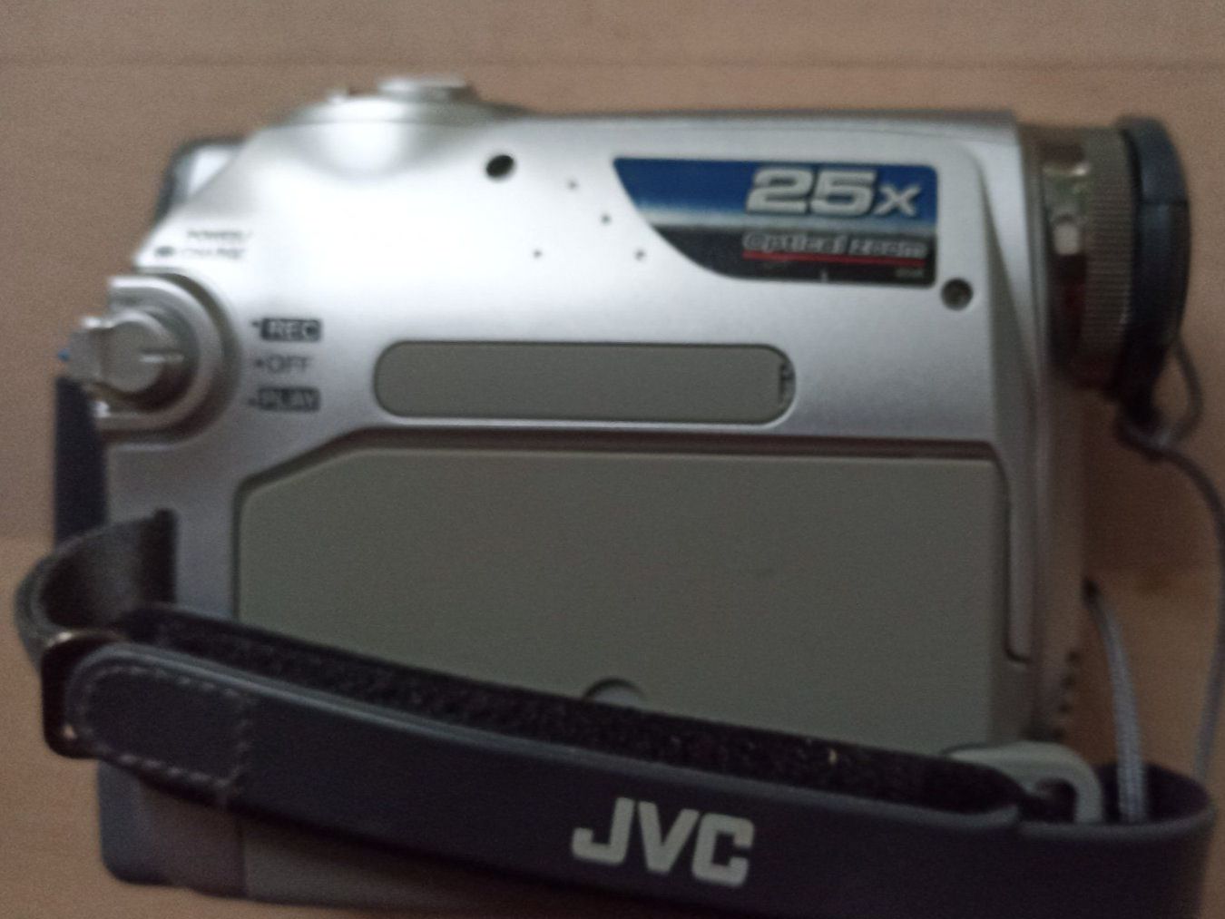 Videocamere: JVC GR-D320E Videokamera – Usato da Twann venduto da sch_j2hz 1