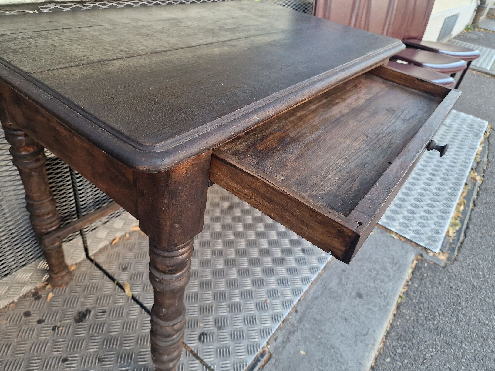 Tavoli: Antiker Holztisch mit Schublade – Usato da BERN venduto da Intarsia 1