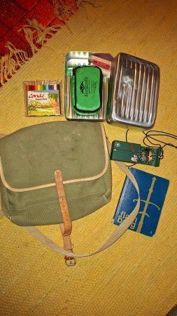 Pfadfinder-Tasche mit Inhalt: Compass, Znünibox, Malstifte..