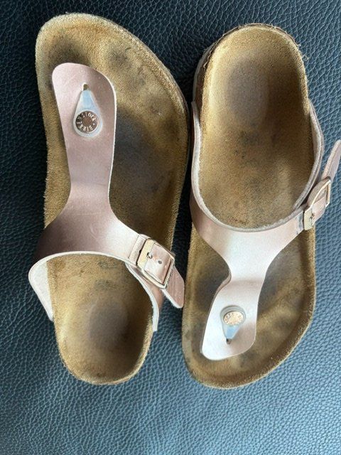 Birkenstock Scarpe per ragazze: Birkenstock Gizeh Roségold Grösse 35 gebraucht – Usato da Disentis/Mustér venduto da MarisaM01