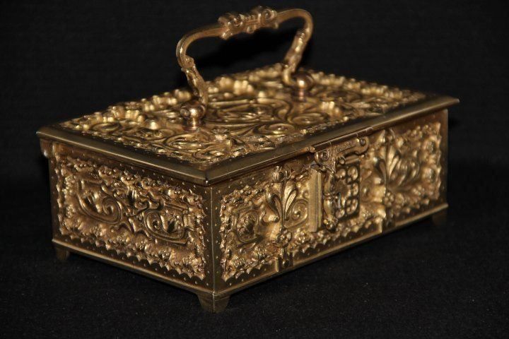 Truhen: Ancien coffret à bijoux en bronze . – Gebraucht aus Praz (Vully) von pikuluka1