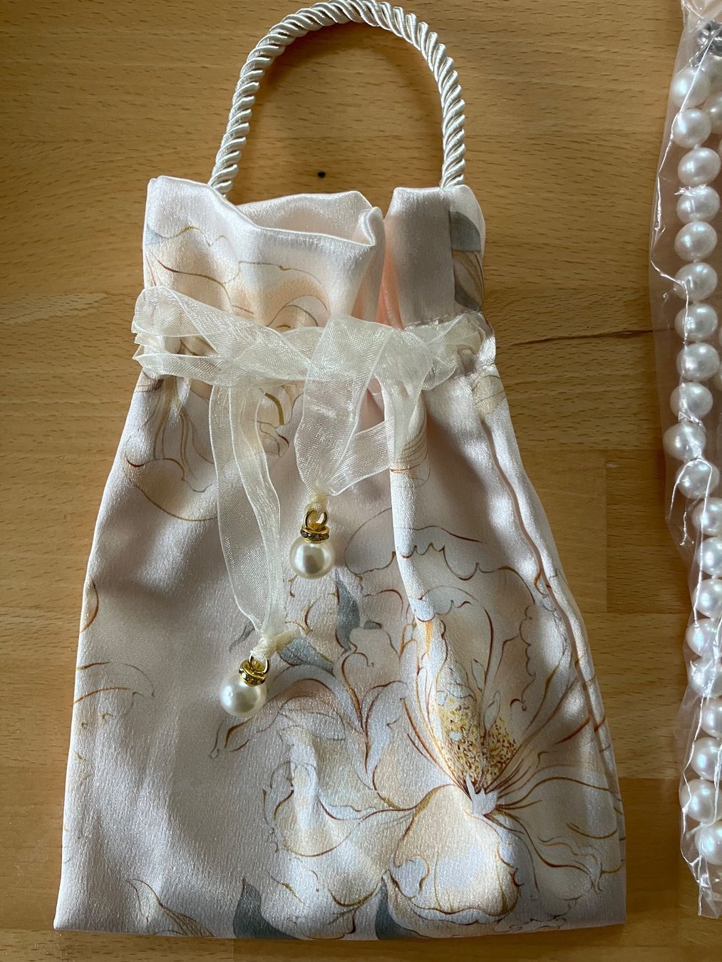 Ketten: Schöne Perlenkette mit Stoffbeutel – Neu und originalverpackt aus Olten von Dickbrave 1