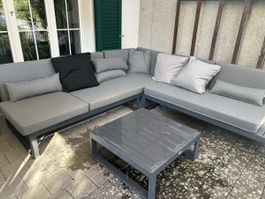 Outdoor Lounge mit Beistelltisch