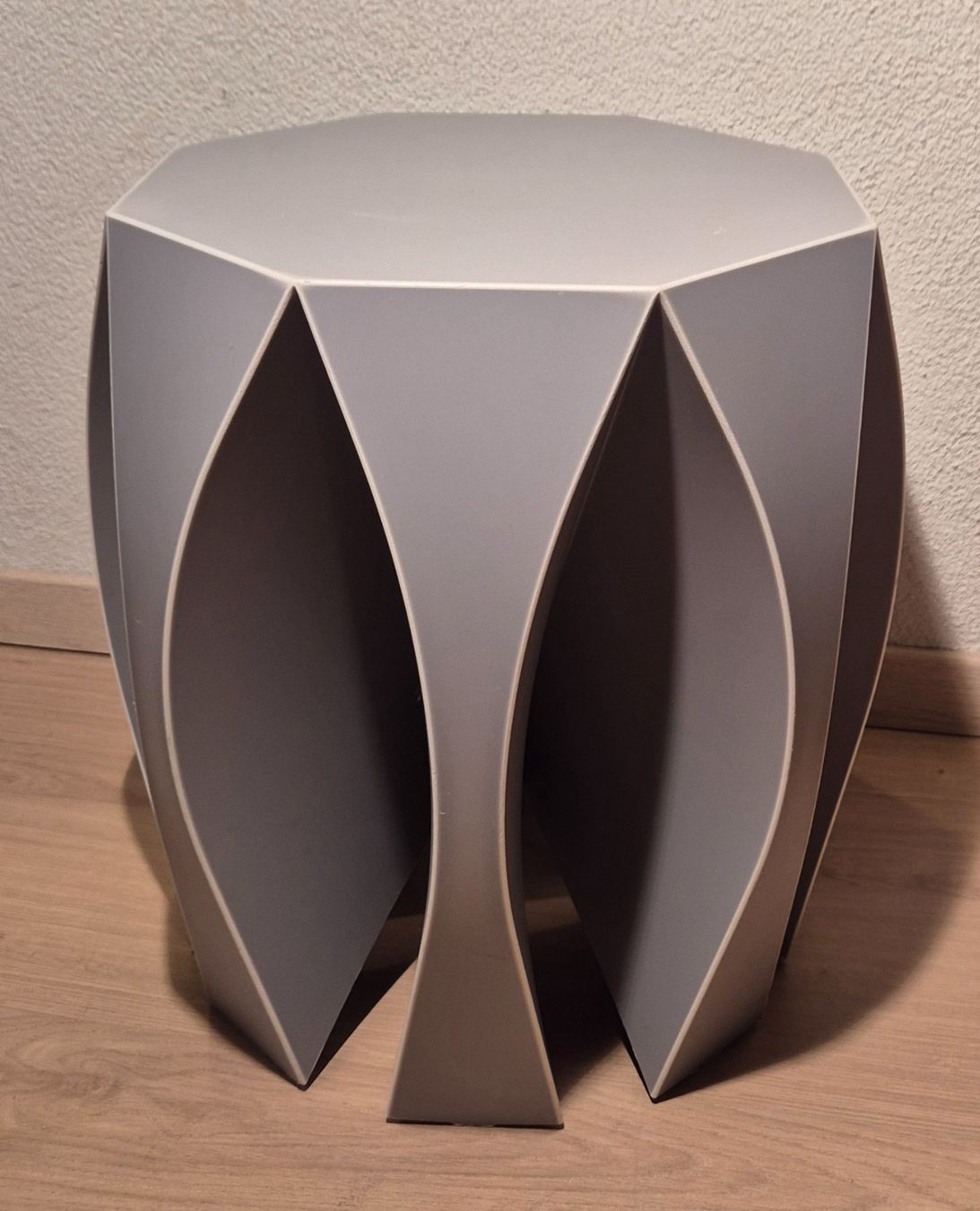 Sgabelli: Origami-Hocker Nook von Vial in hellgrau Desing Patrick Frey – Usato da Neerach venduto da SilliS 1