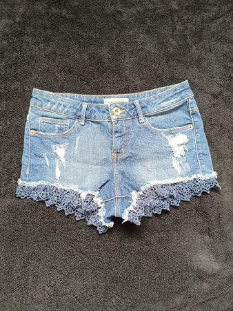 Jeansshorts/Hotpants mit Spitzenapplikationen am Beinbund