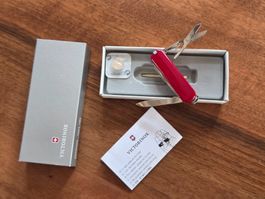 Couteau Victorinox, ciseaux, lampe de poche, pile, etc...