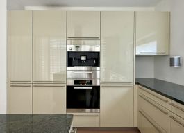 Designküche mit MIELE-Geräten, Granitabdeckung & Kochinsel
