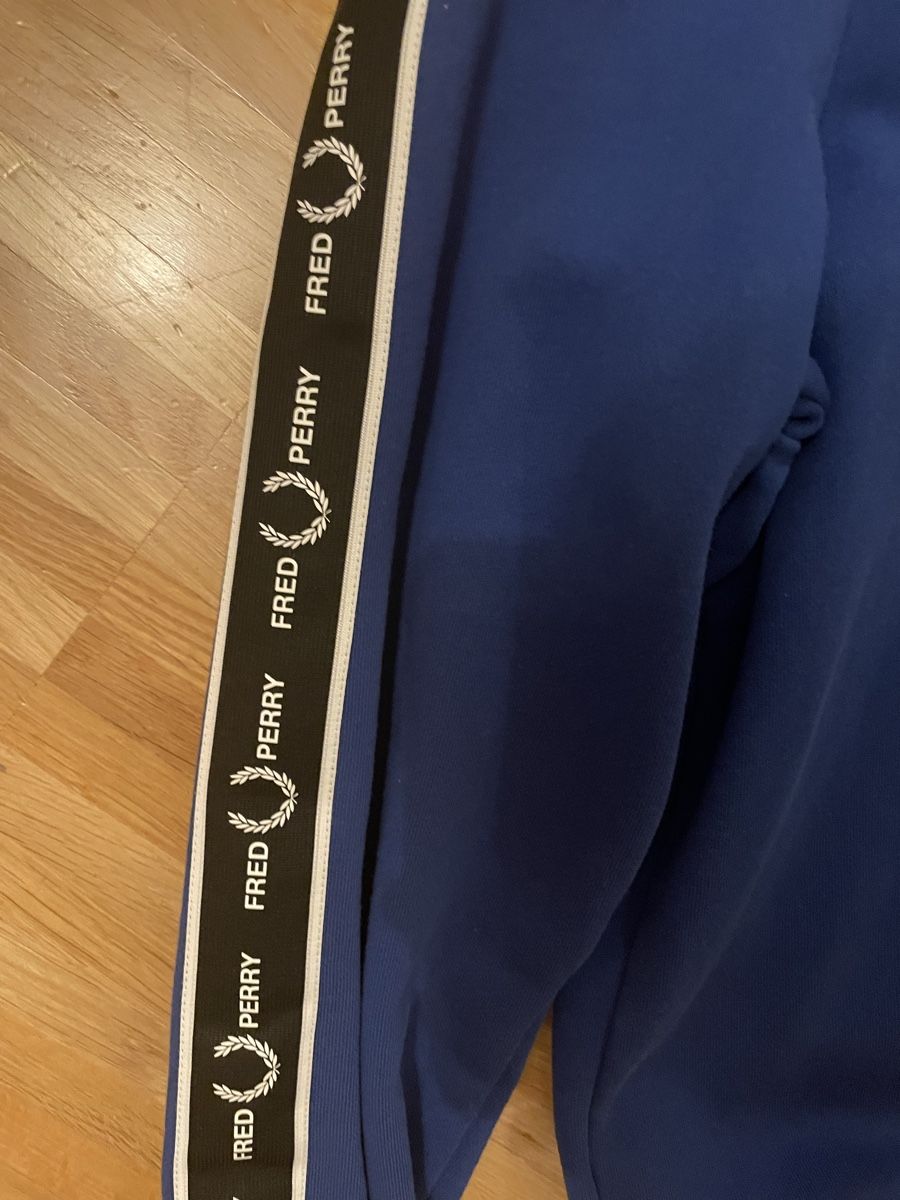 Fred Perry Pulls & Sweat-shirts: Fred Perry Pulli Blau Grösse L – Neuf (Voir description) à Kehrsatz par tim_jt86 2