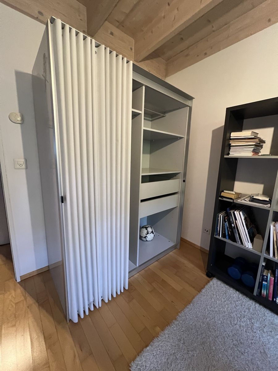 Armadi: Designer-Kleiderschrank grau, halbtransparente Textilfront – Usato da Eggersriet venduto da Rekapp 2