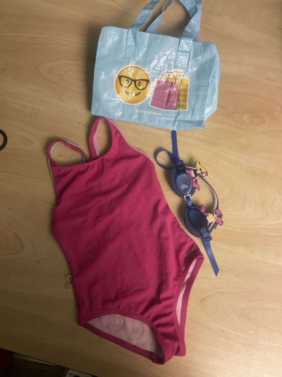 Costumi da bagno & Bikini: Kinder Badeanzug gr.104 mit Schwimmbrille & Tasche – Usato da Obergerlafingen venduto da cabo4