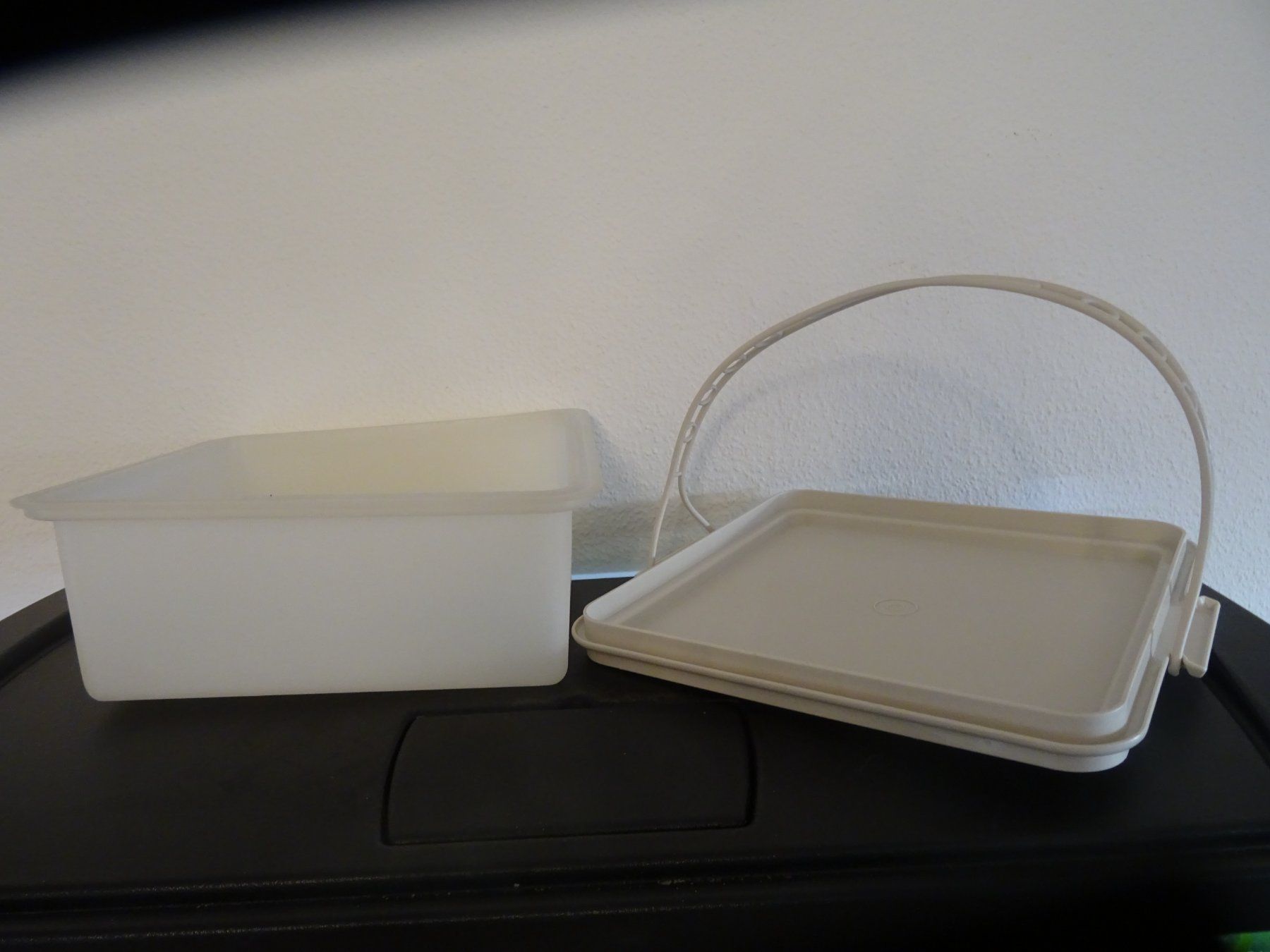 Tupperware Contenitori & Simili: Tupperware Picknick Set, Behälter und 6 Becher – Usato da Zürich venduto da Connie8 6