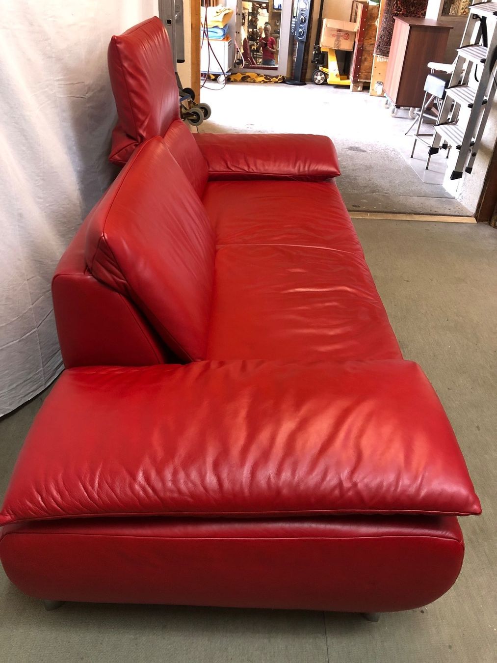 Koinor Sofas: Koinor Leder 2er Sofa Rot mit Hocker und Plexiglastisch – D'occasion à Brunnen par Allerwaren 3