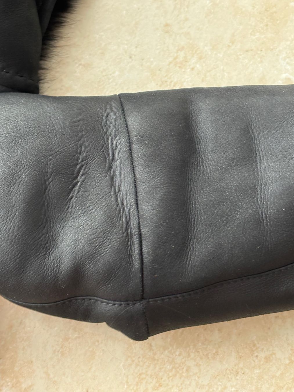 Max Mara Cappotti: Manteau Max Mara noir en fourrure – Usato da Fribourg venduto da Vinhell 3