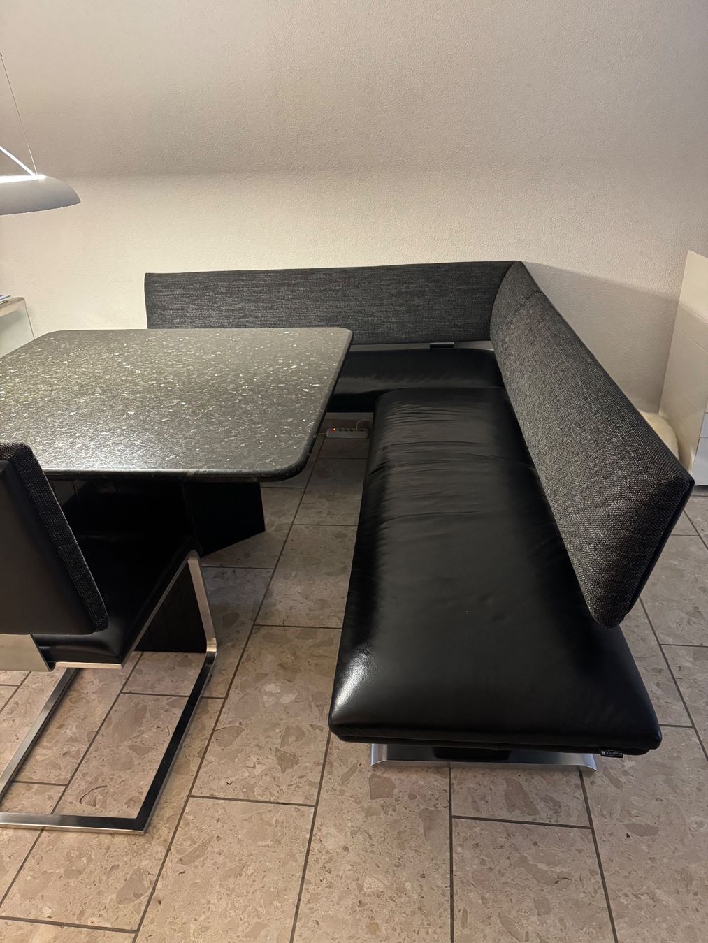 Musterring Set di tavolo e panche: Schwarzer Granittisch mit passender Eckbank – Usato da Stallikon venduto da Erom14