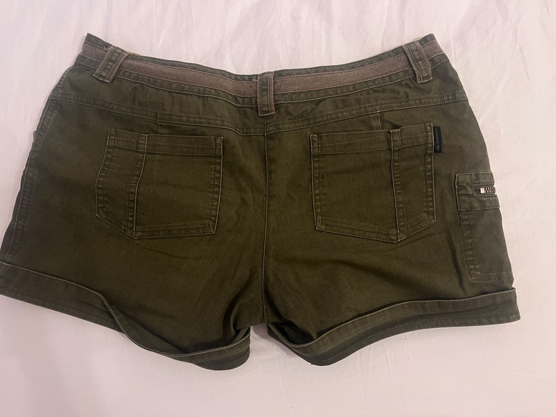 Pantaloni: Short cargo kaki taille basse – Usato da Cossonay-Ville venduto da 021epi70 1