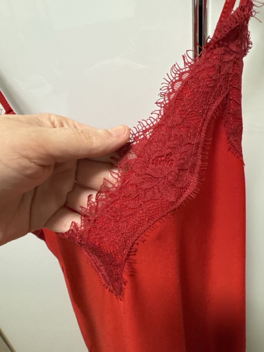 Tops: Rotes Top mit Spitze, neuwertig, Grösse M – Neu (gemäss Beschreibung) aus Sursee von Alyel 1