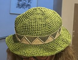 Cappello fatto a mano con rafia