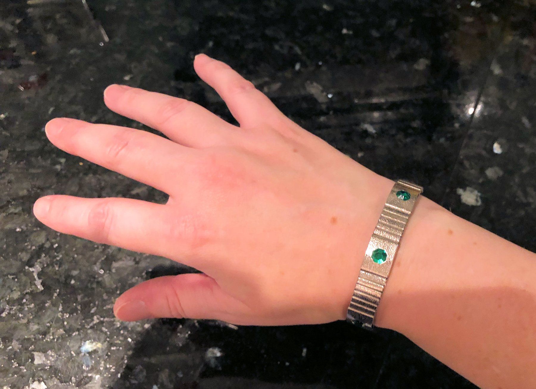 Bracelets: Magnetarmband mit grünen steinen – Neuf avec emballage d'origine à Rüti ZH par Jasna89 4