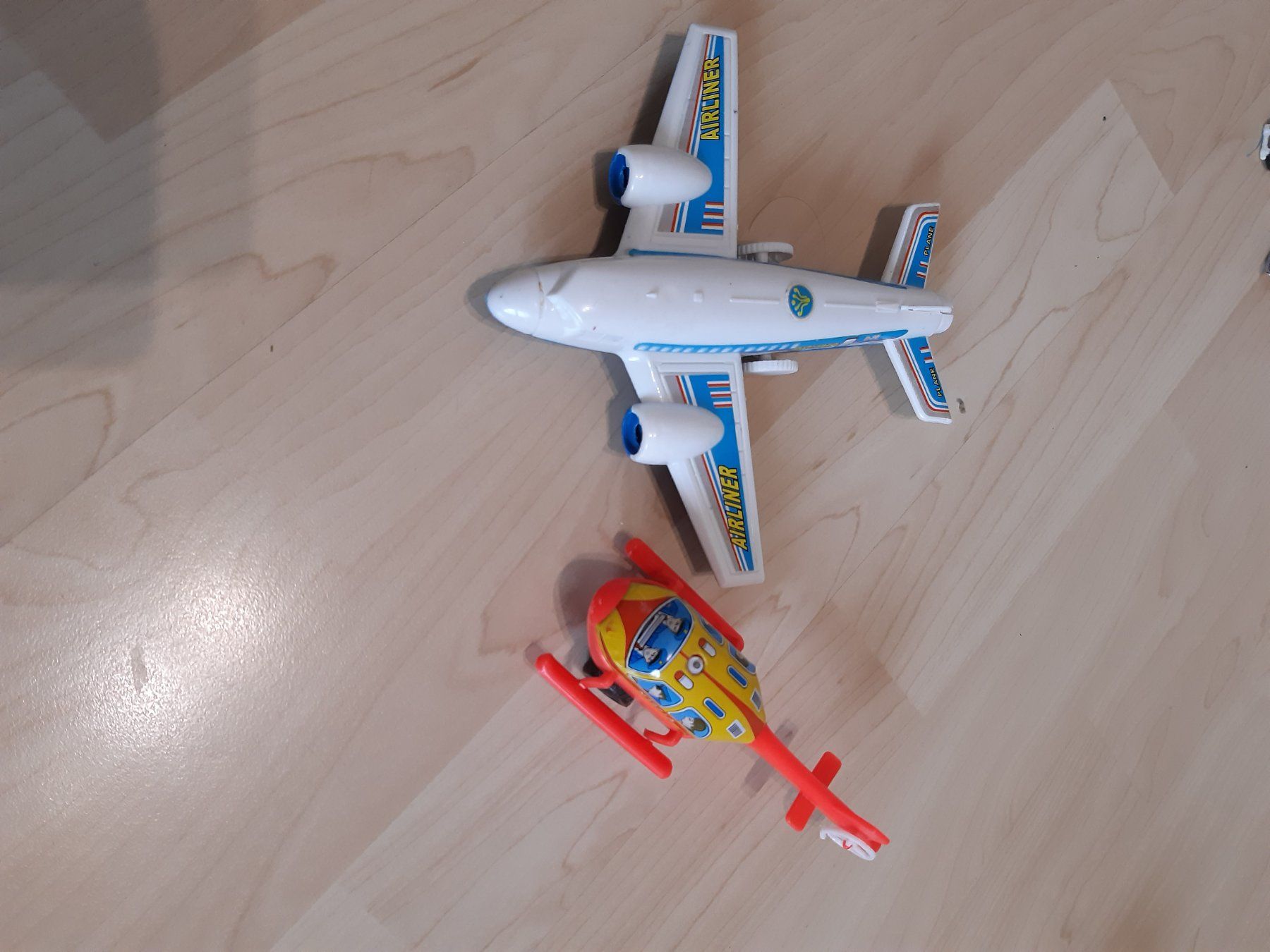 Jouets: Flugzeug und Hellikopter – D'occasion à Mülligen par gipseli