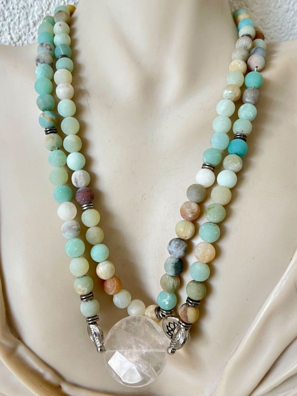 Catenine: Schmucki oder Mala 108 Perlen/Bergkristall & Amazonit/Calcit – Nuovo (secondo la descrizione) da Ruswil venduto da artbyhand
