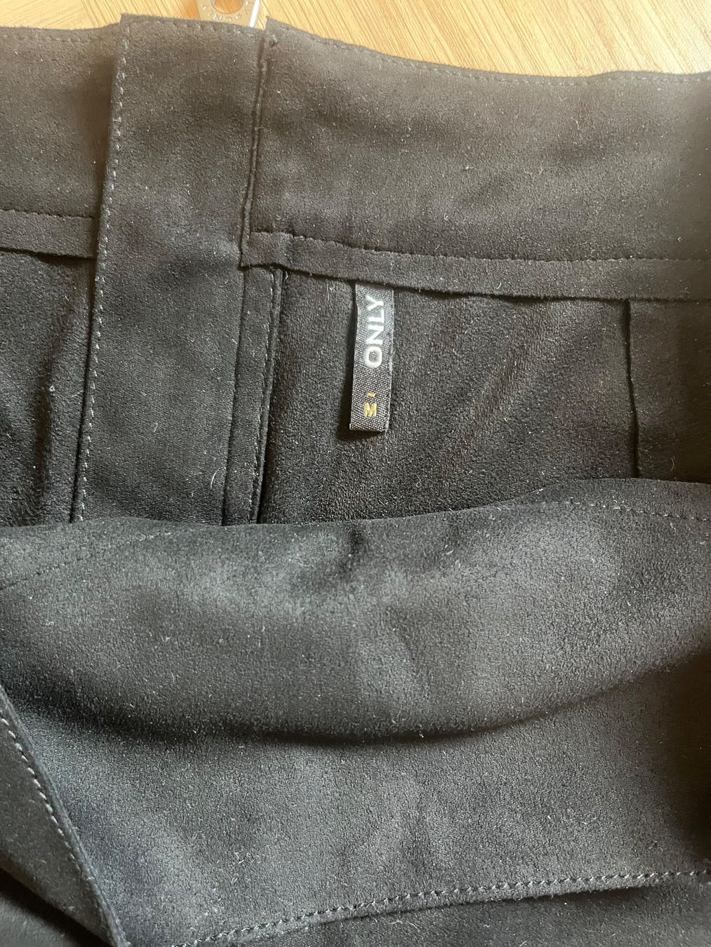 Only Röcke: Only Minirock Gr. M, Schwarz, Wildleder Optik – Gebraucht aus Zürich von Estelle_C 1