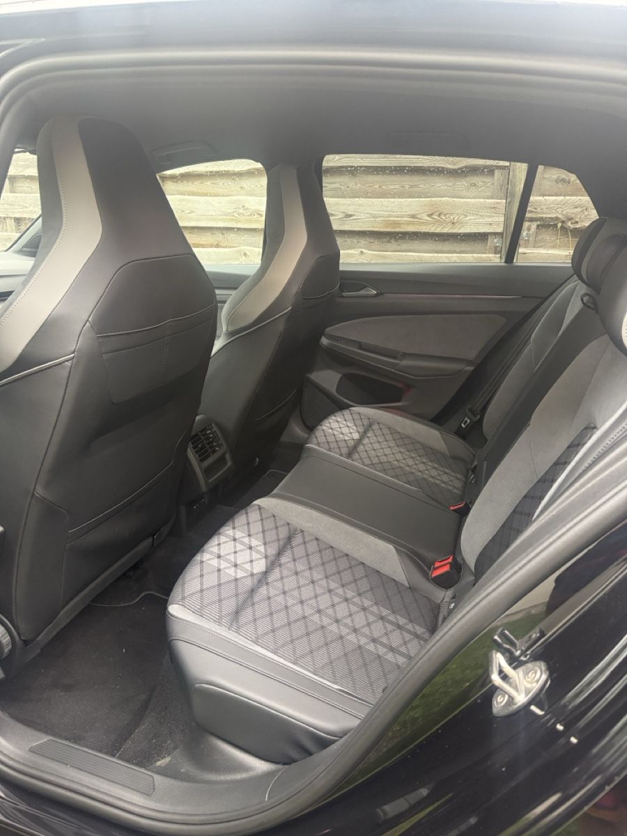 VW Automobili: Golf R-Line 2024 150CV  – Usato da Verscio venduto da gshoplug 1