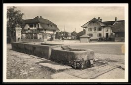 AK Ins, Ortspartie, Brunnen, Platz, Pavillon